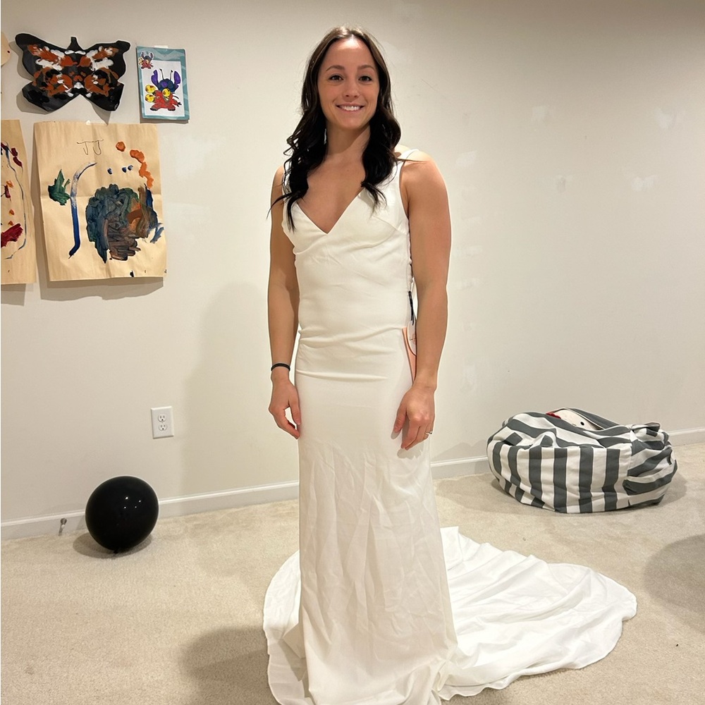 Elegant White Sleeveless Dress - Picture 2 of 7